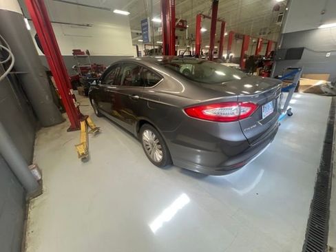 Used 2014 Ford Fusion SE image 2