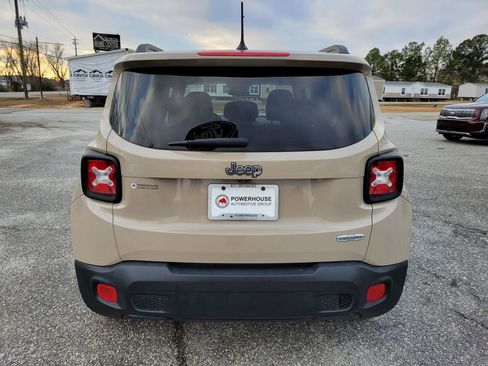 Used 2016 Jeep Renegade Latitude image 4