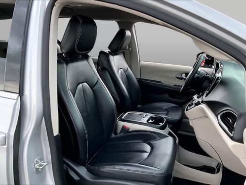 Used 2024 Chrysler Pacifica Touring-L FWD image 9