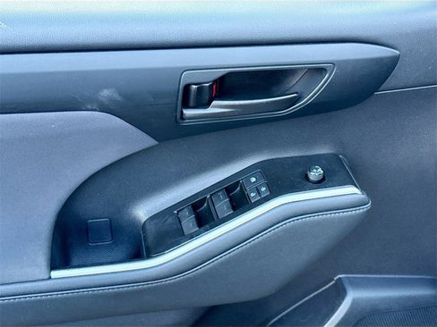 Used 2021 Toyota Highlander LE image 20