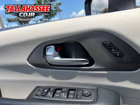 Used 2021 Chrysler Pacifica Touring-L FWD image 14