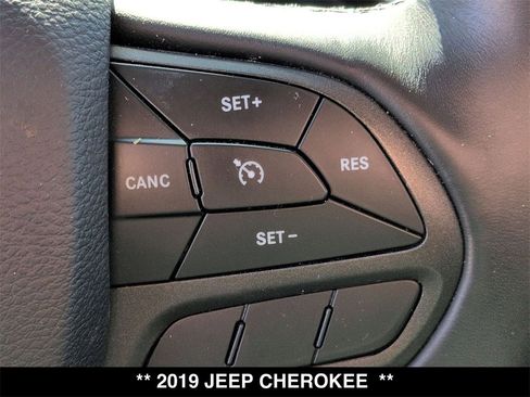 Used 2019 Jeep Cherokee Trailhawk w/ Cold Weather Group image 10