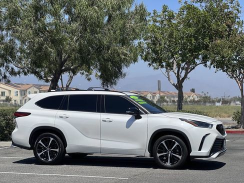 Used 2021 Toyota Highlander XSE FWD image 40