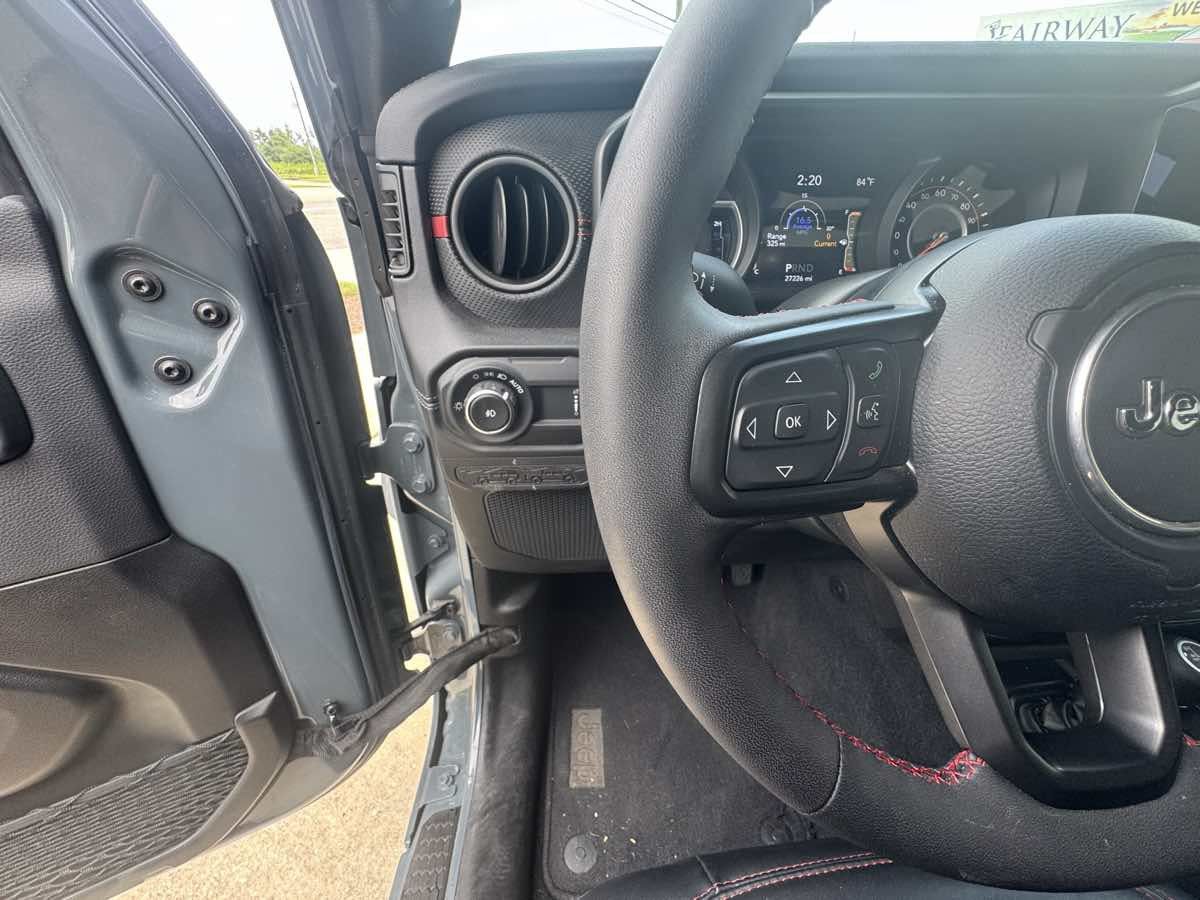 Used 2024 Jeep Wrangler Unlimited Rubicon AWD/4WD image 15
