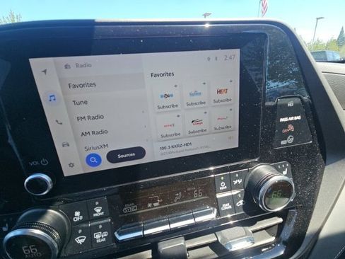Used 2023 Toyota Highlander XLE AWD/4WD image 5
