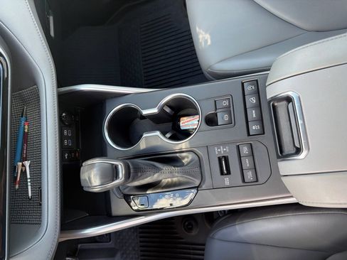 Used 2022 Toyota Highlander XLE AWD/4WD image 25