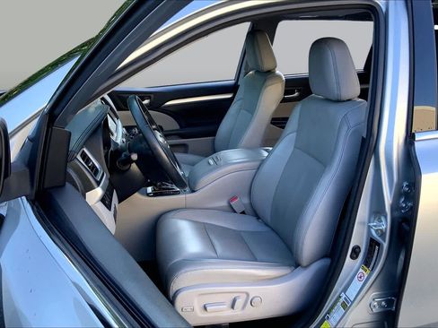 Used 2018 Toyota Highlander XLE AWD/4WD image 9