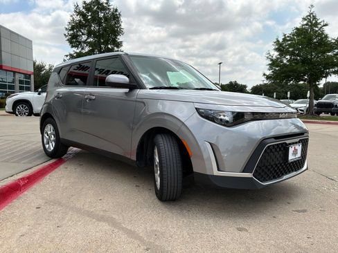 Used 2025 Kia Soul LX w/ LX Technology Package FWD image 4