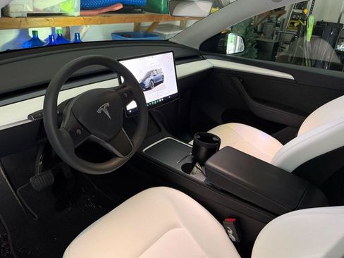 Used 2024 Tesla Model Y Long Range AWD/4WD image 2