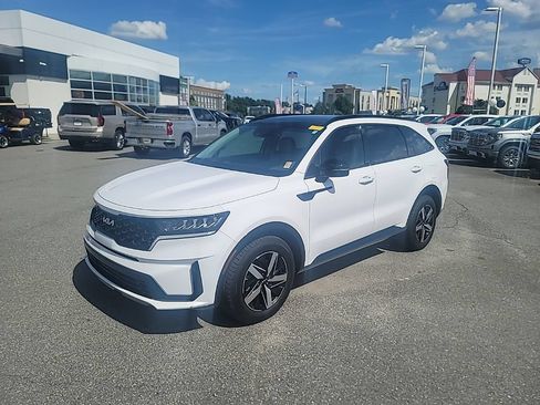 Certified 2022 Kia Sorento S w/ Panoramic Sunroof Package FWD image 3