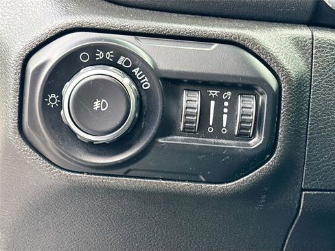 Used 2019 Jeep Wrangler Unlimited Sahara image 11