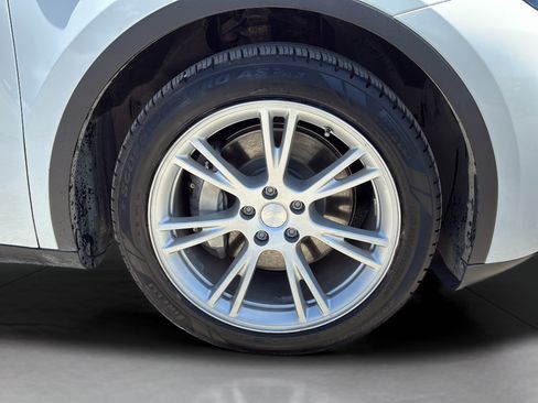 Used 2023 Tesla Model Y Long Range AWD/4WD image 29