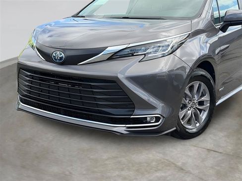 Used 2021 Toyota Sienna XLE AWD/4WD image 5