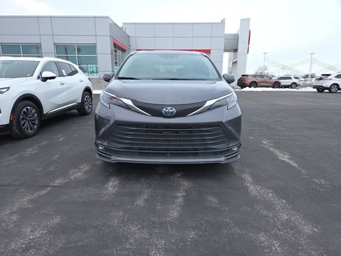 Used 2025 Toyota Sienna XLE image 2