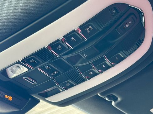 Used 2025 Porsche Macan image 21