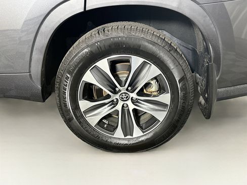 Used 2021 Toyota Highlander XLE image 11