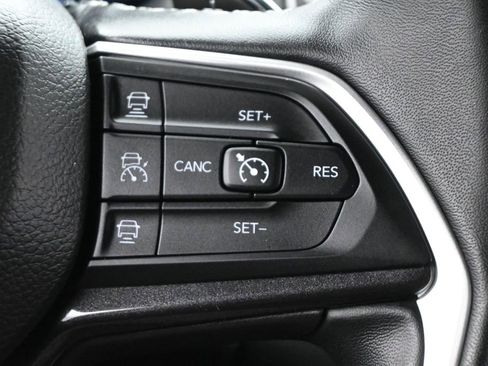 Used 2022 Jeep Grand Cherokee Altitude AWD/4WD image 7