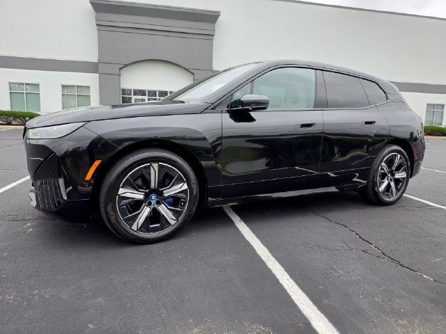 Used 2024 BMW iX xDrive50 w/ Premium Package AWD/4WD image 13