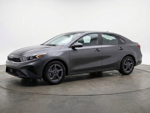 Used 2025 Kia K4 LXS image 3