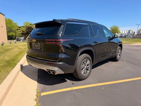 Used 2025 Chevrolet Traverse LT FWD image 8