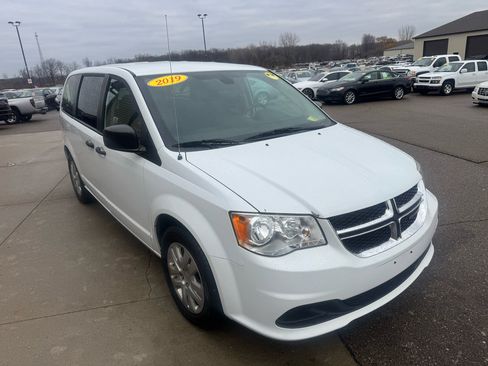 Used 2019 Dodge Grand Caravan SE w/ UConnect Hands-Free Group image 3