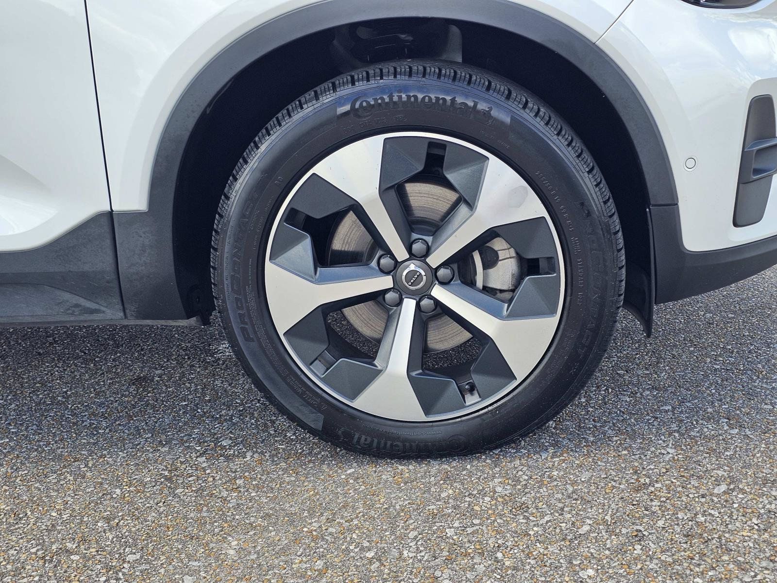 Used 2024 Volvo XC40 B5 Plus AWD/4WD image 6