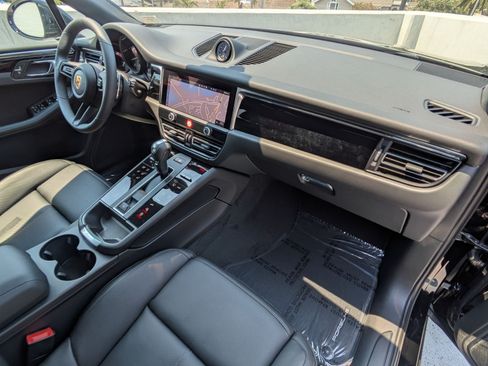 Certified 2025 Porsche Macan AWD/4WD image 26
