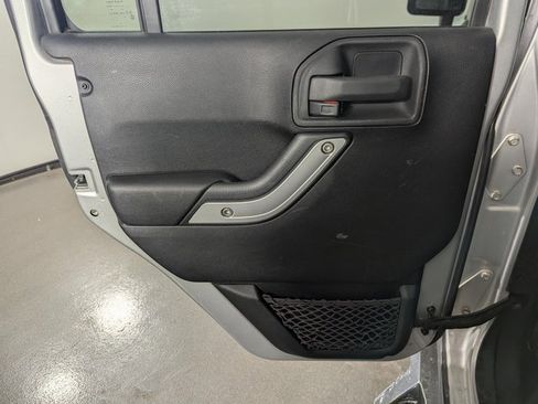 Used 2012 Jeep Wrangler Unlimited Rubicon w/ Connectivity Group image 14