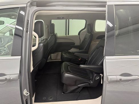 Used 2023 Chrysler Pacifica Touring-L image 22