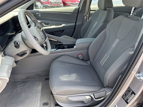 New 2025 Hyundai Elantra SEL image 9