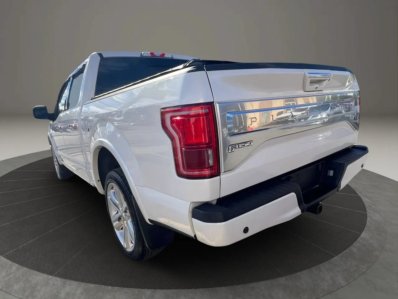 Used 2015 Ford F150 Platinum w/ Equipment Group 701A Luxury AWD/4WD image 3