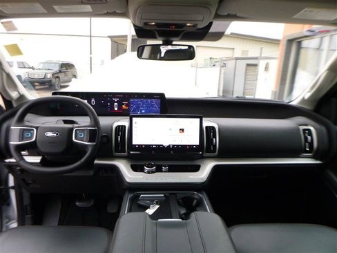 Used 2025 Ford Expedition Active image 13