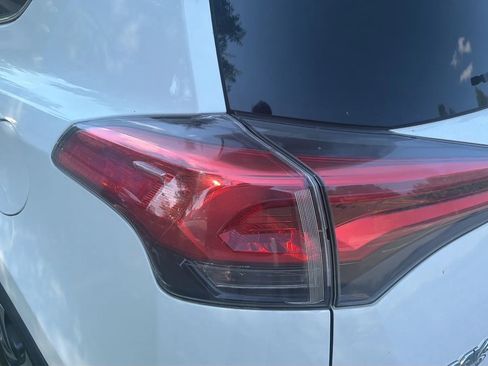 Used 2017 Toyota RAV4 LE AWD/4WD image 16