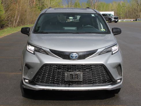 Used 2022 Toyota Sienna XSE w/ XSE Plus Package AWD/4WD image 2