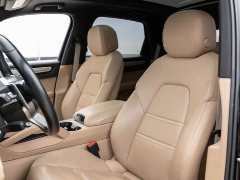 Certified 2022 Porsche Cayenne Platinum Edition image 5