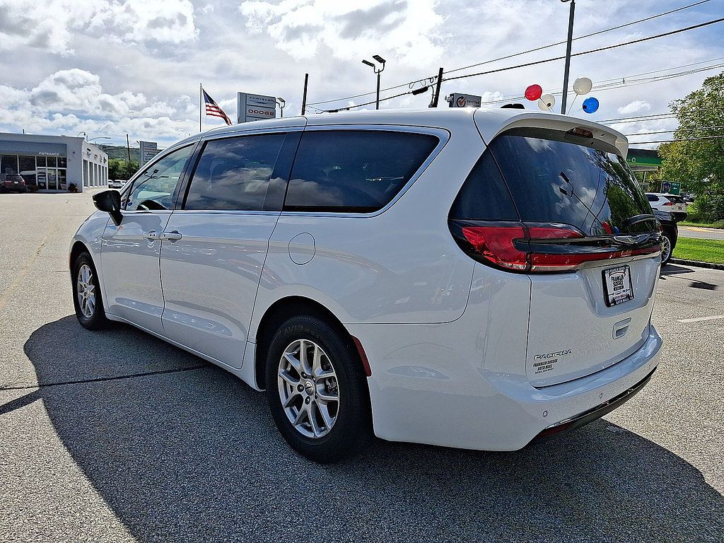 Used 2024 Chrysler Pacifica Touring-L FWD image 22