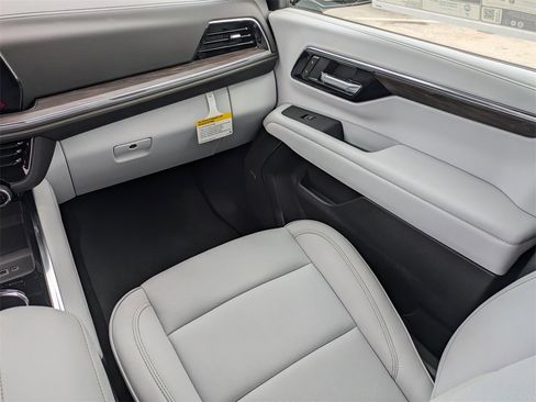 New 2025 Chevrolet Suburban Premier image 26