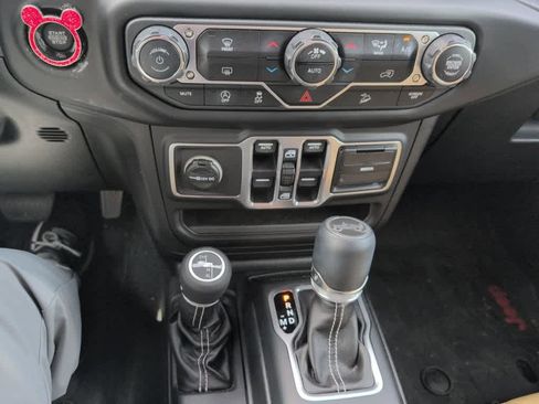 Used 2018 Jeep Wrangler Unlimited Sahara AWD/4WD image 11