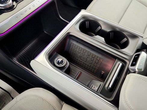 Used 2025 Ford Expedition Platinum AWD/4WD image 17