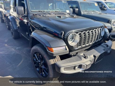 Used 2025 Jeep Wrangler Unlimited Sahara w/ Safety Group AWD/4WD image 8