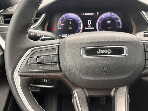 Used 2025 Jeep Grand Cherokee Limited AWD/4WD image 18