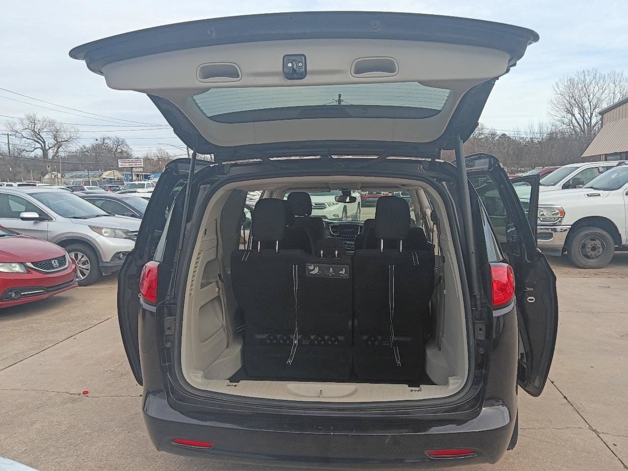 Used 2017 Chrysler Pacifica Touring w/ Tire & Wheel Group FWD image 24