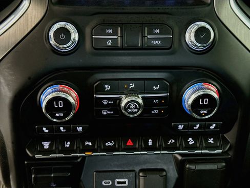 Used 2022 GMC Sierra 3500 Denali w/ Denali Black Diamond Edition AWD/4WD image 18