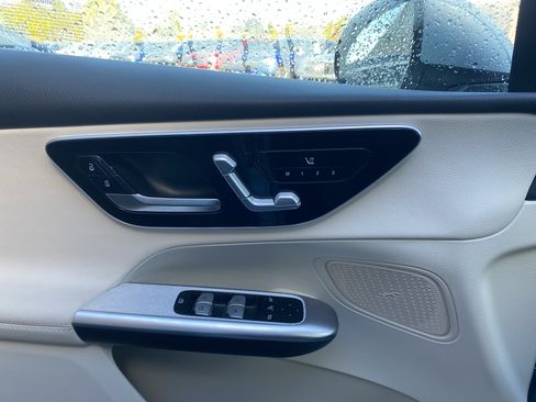 Used 2025 Mercedes-Benz GLC 300 4MATIC image 10