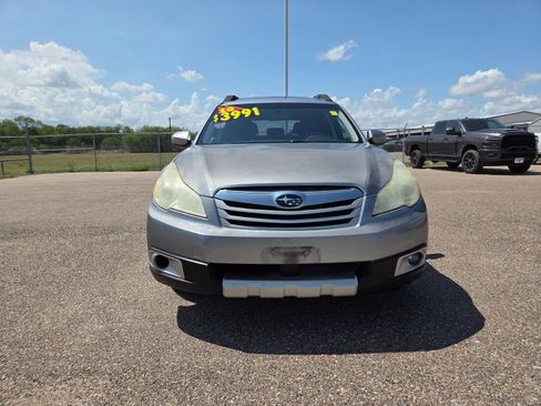 Used 2010 Subaru Outback 2.5i Limited AWD/4WD image 2