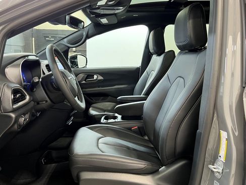 New 2025 Chrysler Pacifica Select image 14