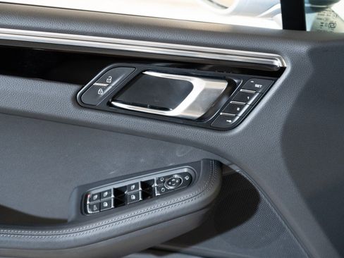 Certified 2026 Porsche Macan AWD/4WD image 17
