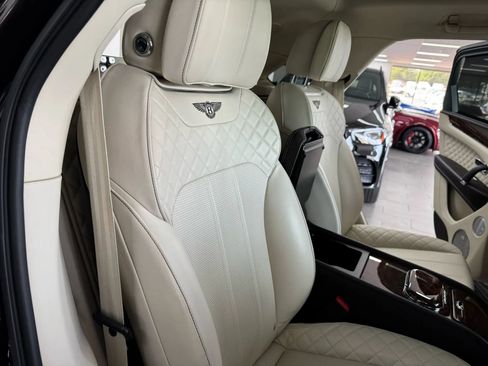 Used 2017 Bentley Bentayga image 18