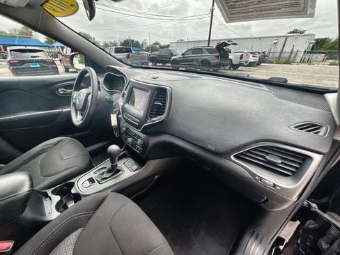 Used 2019 Jeep Cherokee Latitude w/ Popular Appearance Group FWD image 27