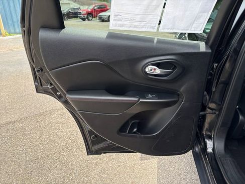 Used 2019 Jeep Cherokee Trailhawk AWD/4WD image 22